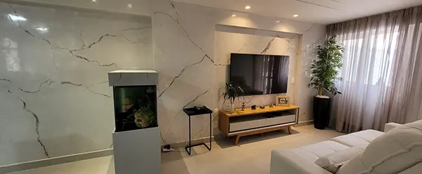 Sala de estar com parede em marmorização realista executada pela L&M Pinturas Rio