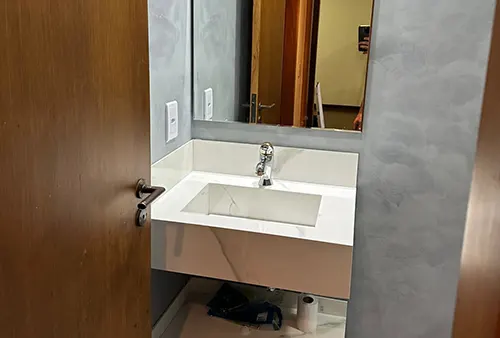 Lavabo com parede em cimento queimado e bancada em efeito mármore — L&M Pinturas Rio